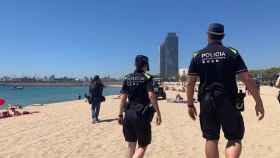 Agentes de la Guardia Urbana en la playa de Barcelona en una imagen de archivo / EUROPA PRESS