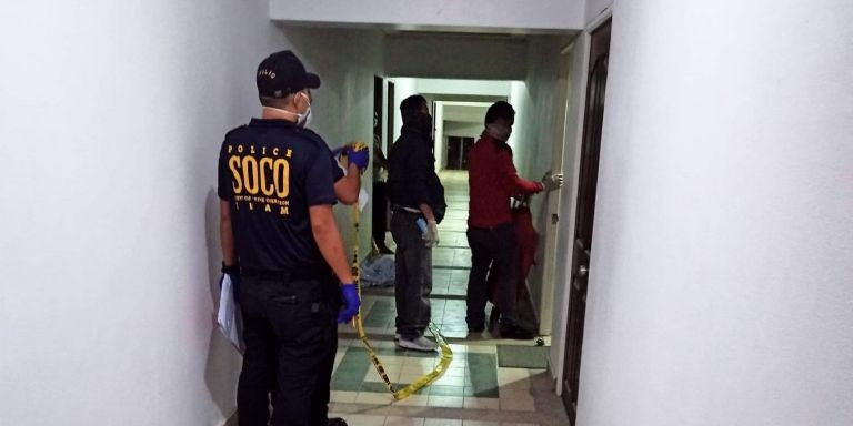 Agentes de la policía científica de Filipinas en el edificio donde vivía Javier / METRÓPOLI ABIERTA