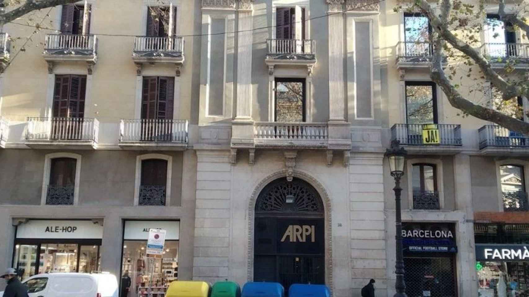 El edificio de la Rambla en el que se quería construir un hotel / MA - JORDI SUBIRANA