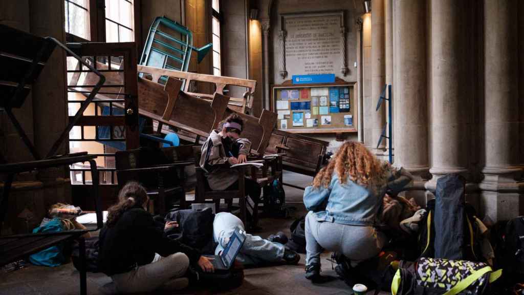 Barricada en el interior de la Universitat de Barcelona este martes / PABLO MIRANZO