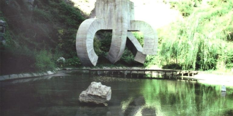 La escultura 'Elogio al agua', de Eduardo Chillida, en la Creueta del Coll / WIKIPEDIA