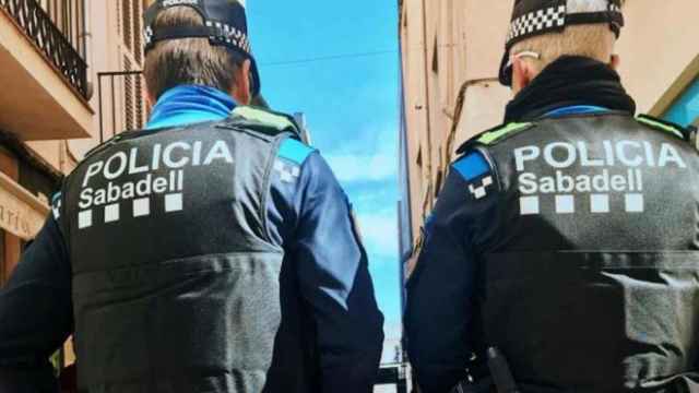Una pareja de agentes de la Policía Local de Sabadell / ARCHIVO