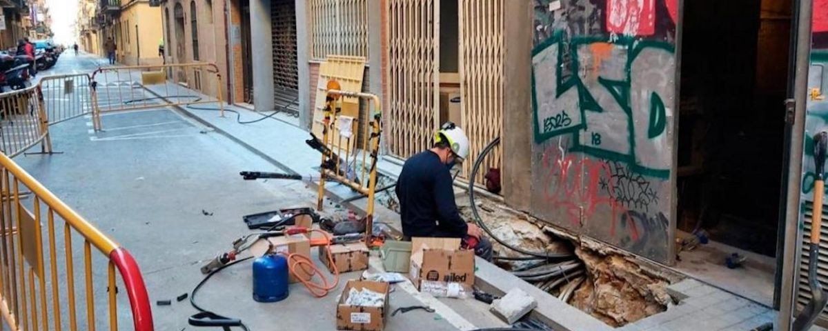 Un operario de Endesa repara una avería en la Barceloneta / CG