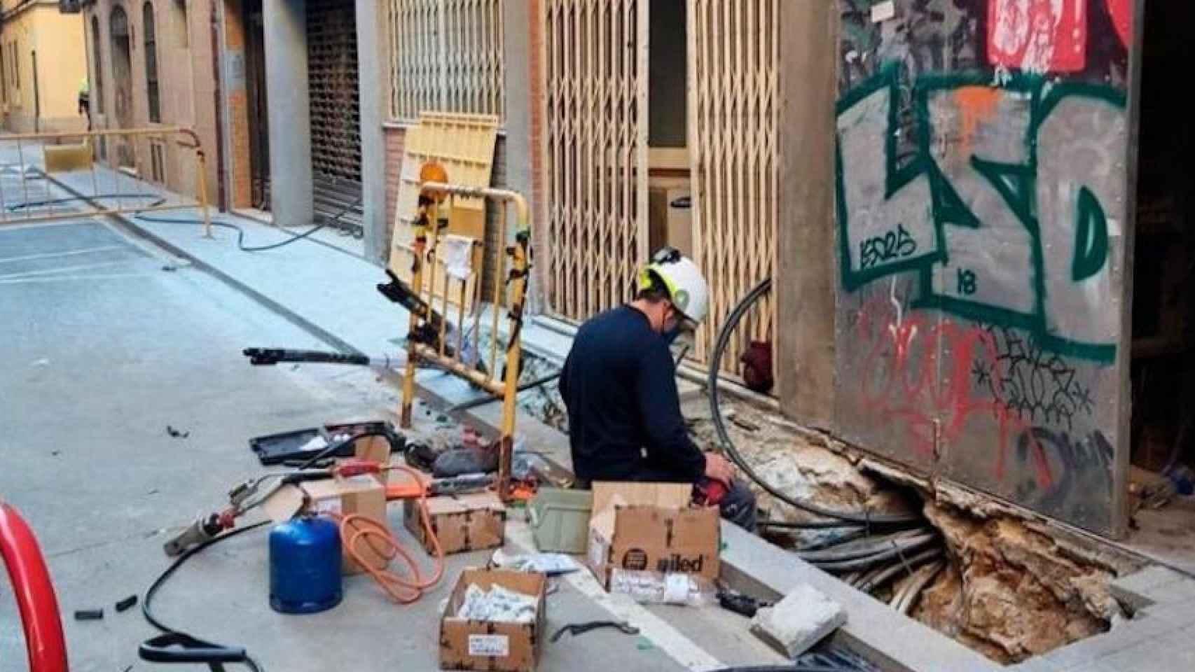 Un operario de Endesa repara una avería en la Barceloneta / CG