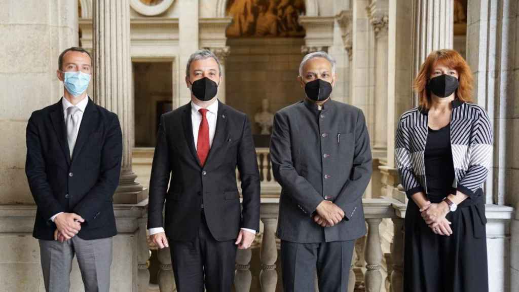 Sanjay Verma, embajador de la India, en su reunión con Jaume Collboni y Laia Bonet / AYUNTAMIENTO DE BARCELONA