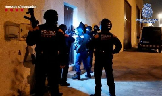 Entrada de Mossos d'Esquadra durante el operativo policial / MOSSOS