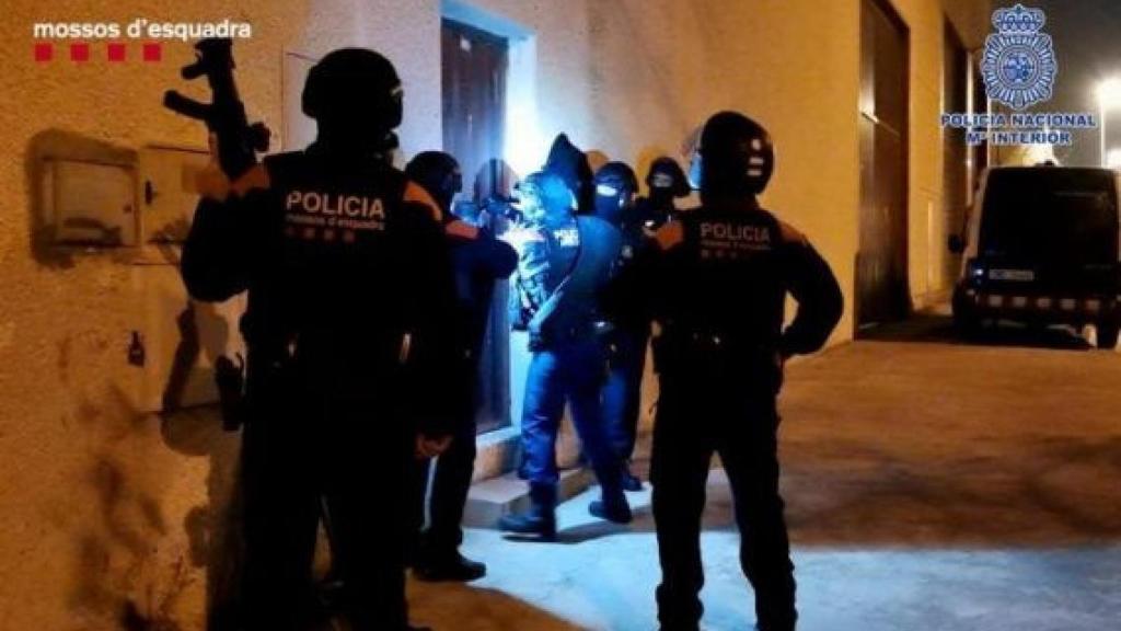 Entrada de Mossos d'Esquadra durante el operativo policial / MOSSOS