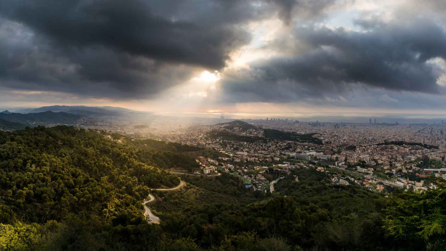 Panorámica de Barcelona con la ciudad con mucha nubosidad / ALFONS PUERTAS - @alfons_pc