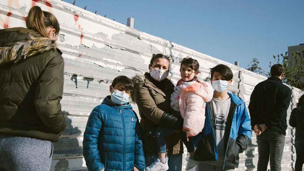 Una familia hace cola en uno de los bancos de alimentos de Cataluña / ARCHIVO