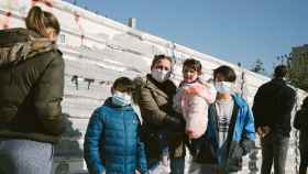 Una familia hace cola en uno de los bancos de alimentos de Cataluña / ARCHIVO