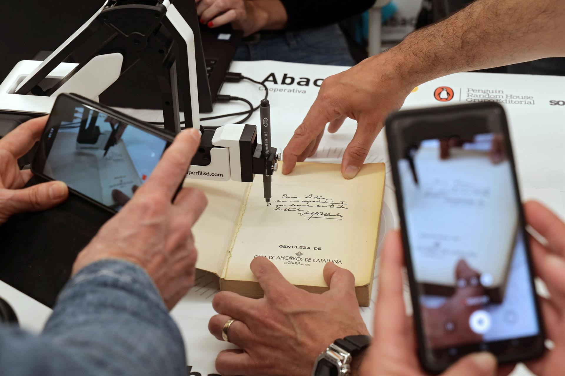 Firma de libros con un brazo robótico en el Espai Abacus / ABACUS