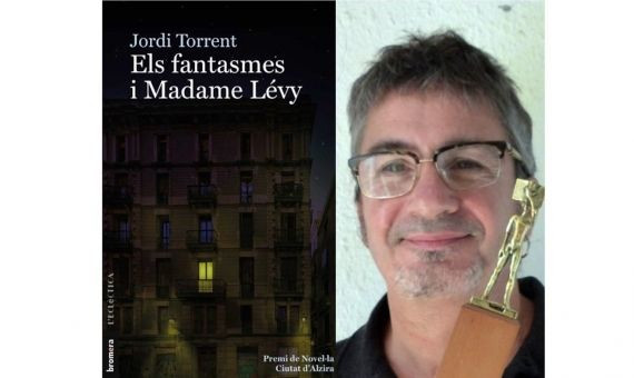 Fotomontaje del libro 'Els fantaseme i madame Lévy' y Jordi Torrent, su autor / MA