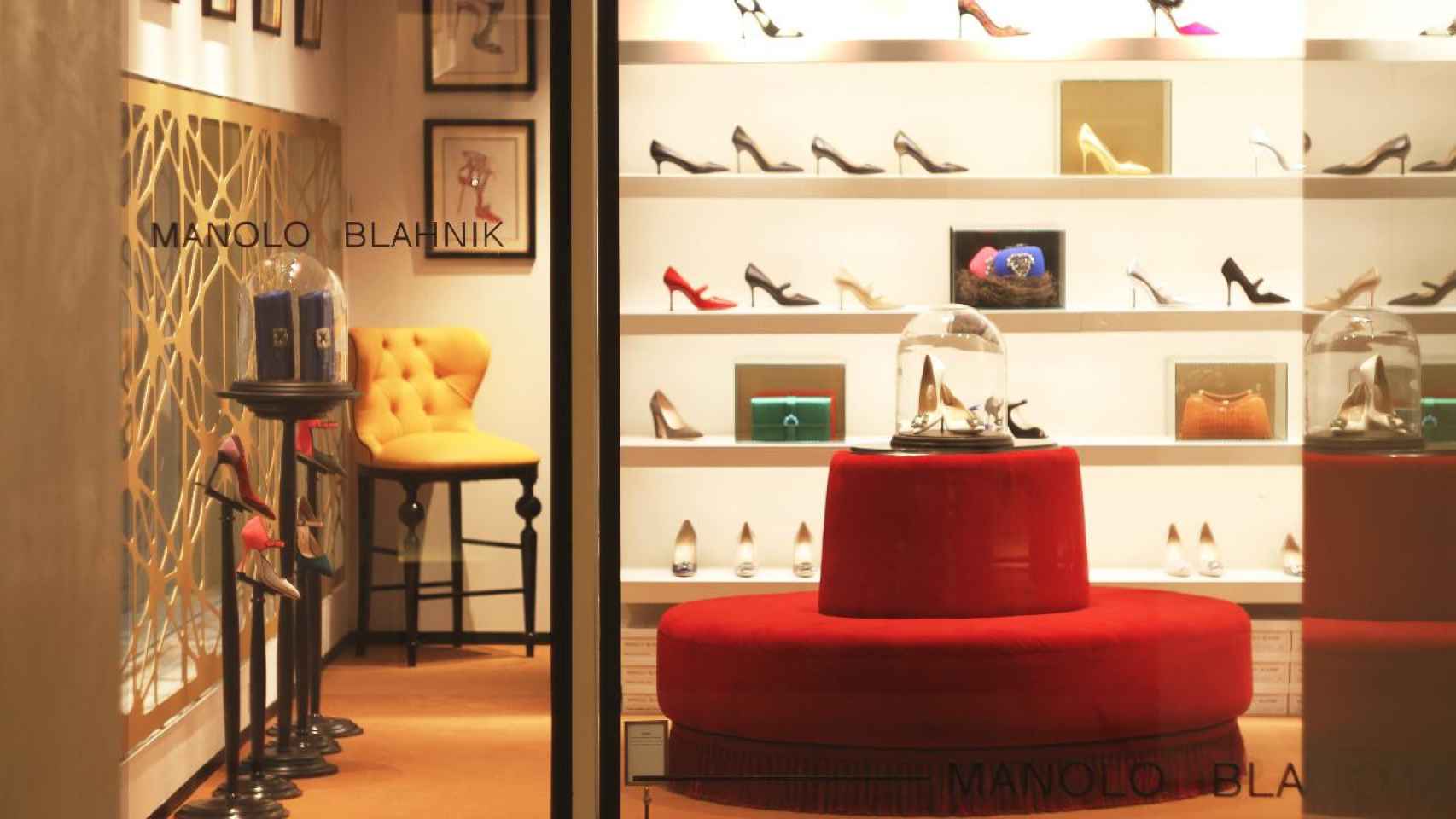 Escaparate de la tienda de Manolo Blahnik en el paseo de Gràcia de Barcelona / ARCHIVO