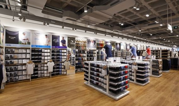 Imagen interior de una de las zonas de la nueva macrotienda de UNIQLO en La Maquinista / CEDIDA