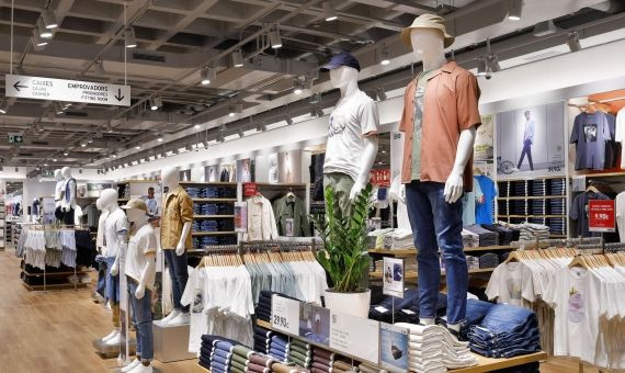 Zona de ropa masculina de la nueva tienda de UNIQLO en La Maquinista / CEDIDA