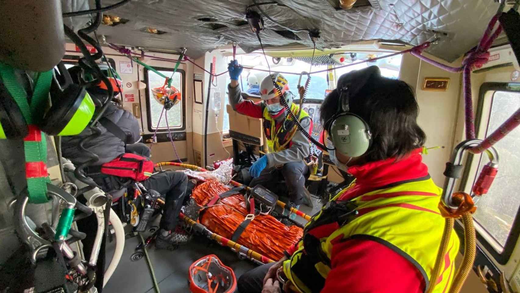 Rescate de uno de los accidentes por montañismo este 16 de abril en Castell de Torroella de Montgrí / BOMBERS