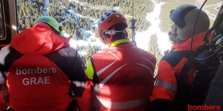 Tres efectivos del GRAE de Bomberos de la Generalitat / BOMBERS