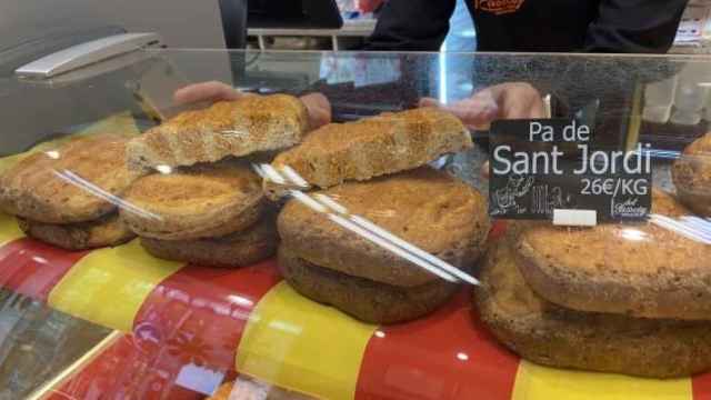 Una panadería que vende pan de Sant Jordi en Barcelona