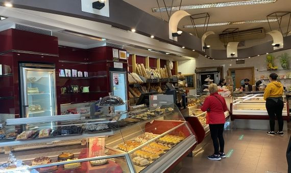 Interior del Forn del Passeig, la panadería con el mejor pan de Sant Jordi de Barcelona / M.A.