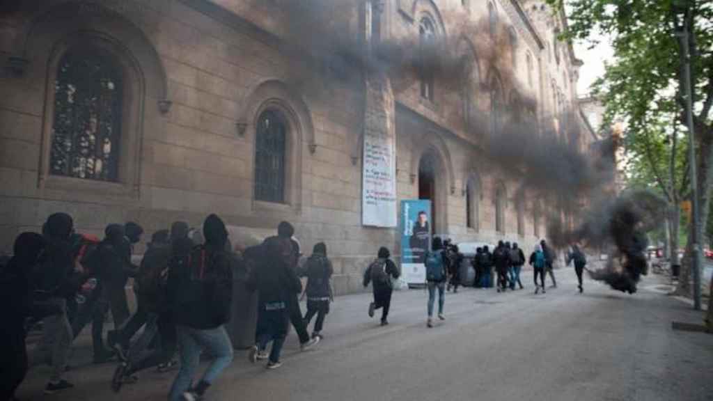 Estudiantes ocupan a primera hora de este martes el Edificio Histórico de la UB, donde se encuentra el rectorado / SEPC