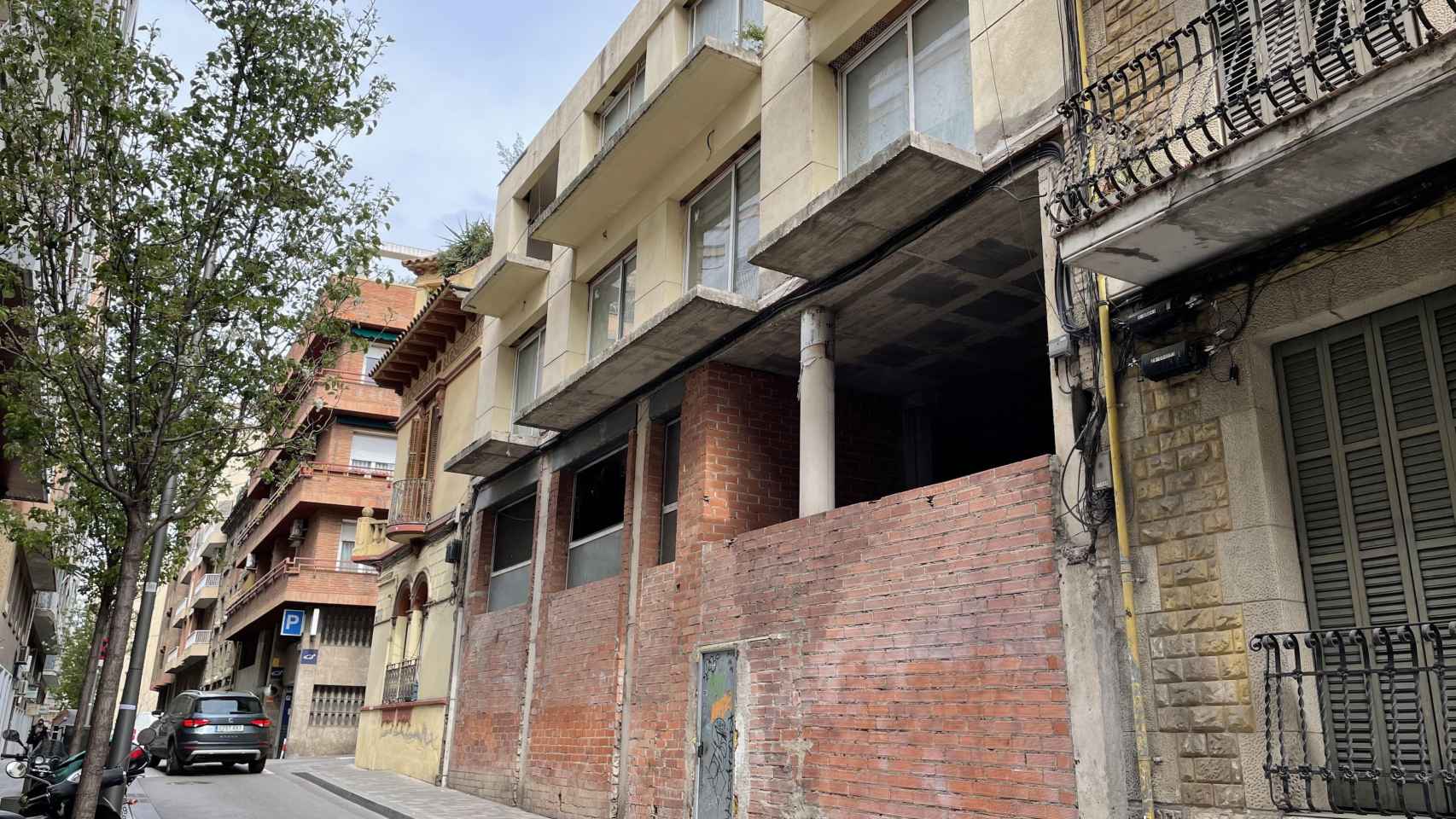 Uno de los inmuebles okupados en la calle Mare de Déu del Carmel, en El Putxet / DAVID GORMAN