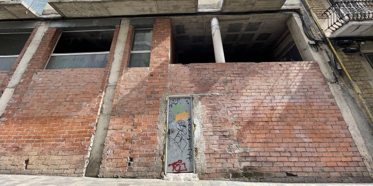 La fachada del edificio okupado en el número 17 de Mare de Déu del Carmel / DAVID GORMAN