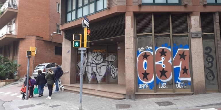 Las antiguas oficinas del Banco Popular, en el número 1 de Mare de Déu del Carmel, ahora okupadas / CEDIDA