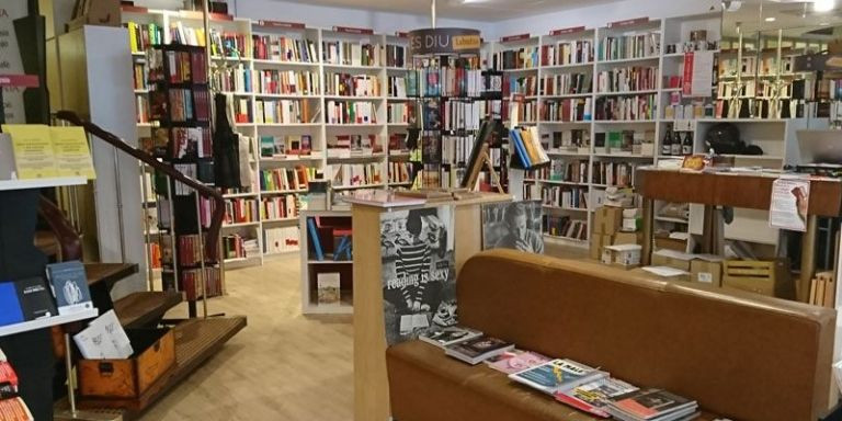 Interior de la librería Nollegiu / NOLLEGIU