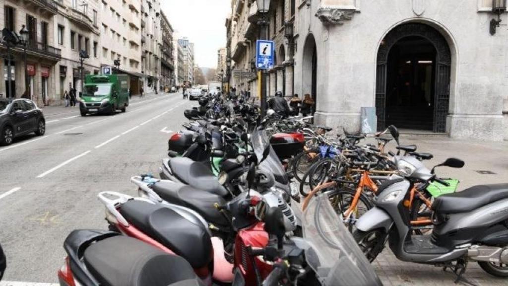 Motos aparcadas en via Laietana / LENA PRIETO