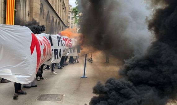 Los estudiantes, ante el edificio de la UB después de la ocupación / SEPC