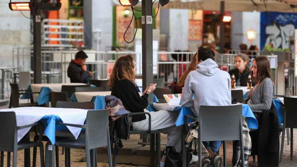 Varias personas en una terraza en una imagen de archivo