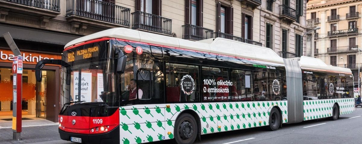 Un bus eléctrico de TMB de la línea H16, en Barcelona / EUROPA PRESS