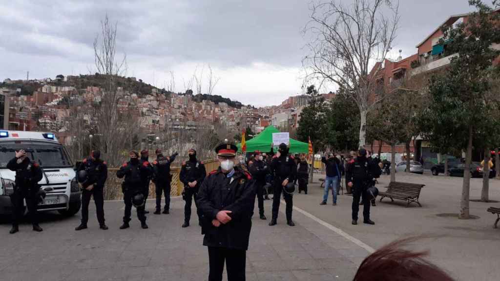 Los Mossos d'Esquadra blindan la zona del acto de Vox en el Carmel el pasado 1 de febrero / @Endavant_Bcn