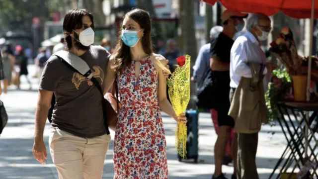 Una pareja pasea el Día de Sant Jordi en Barcelona / EFE