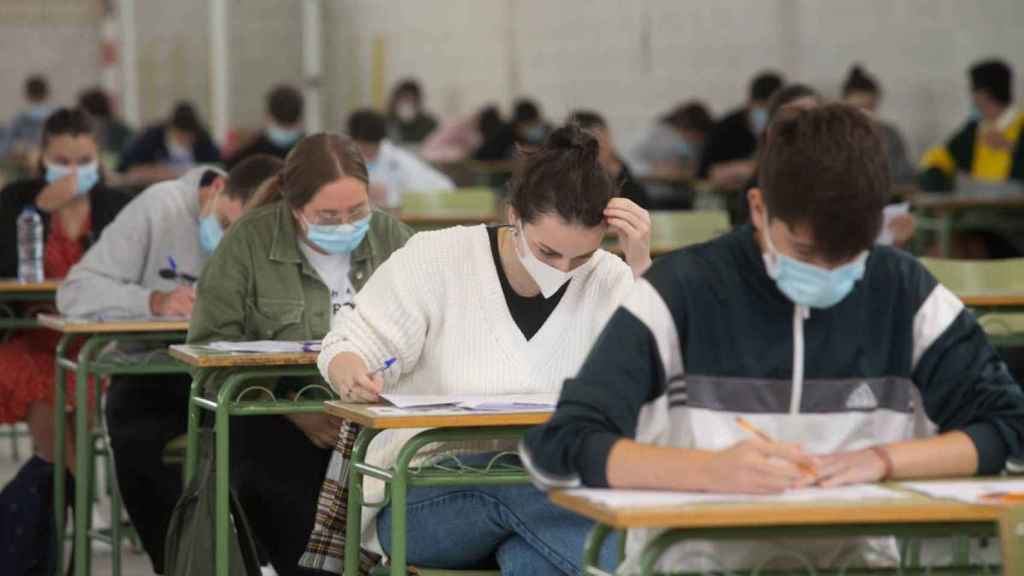 Alumnos de Bachillerato con la mascarilla en el aula / EUROPA PRESS