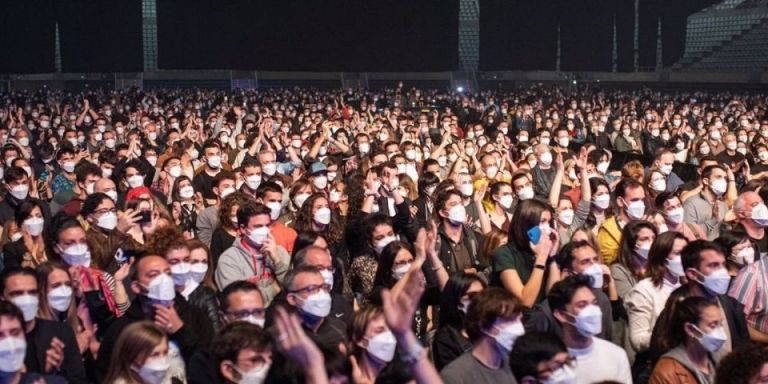 Público al concierto de Love of Lesbian en el Sant Jordi / EUROPA PRESS