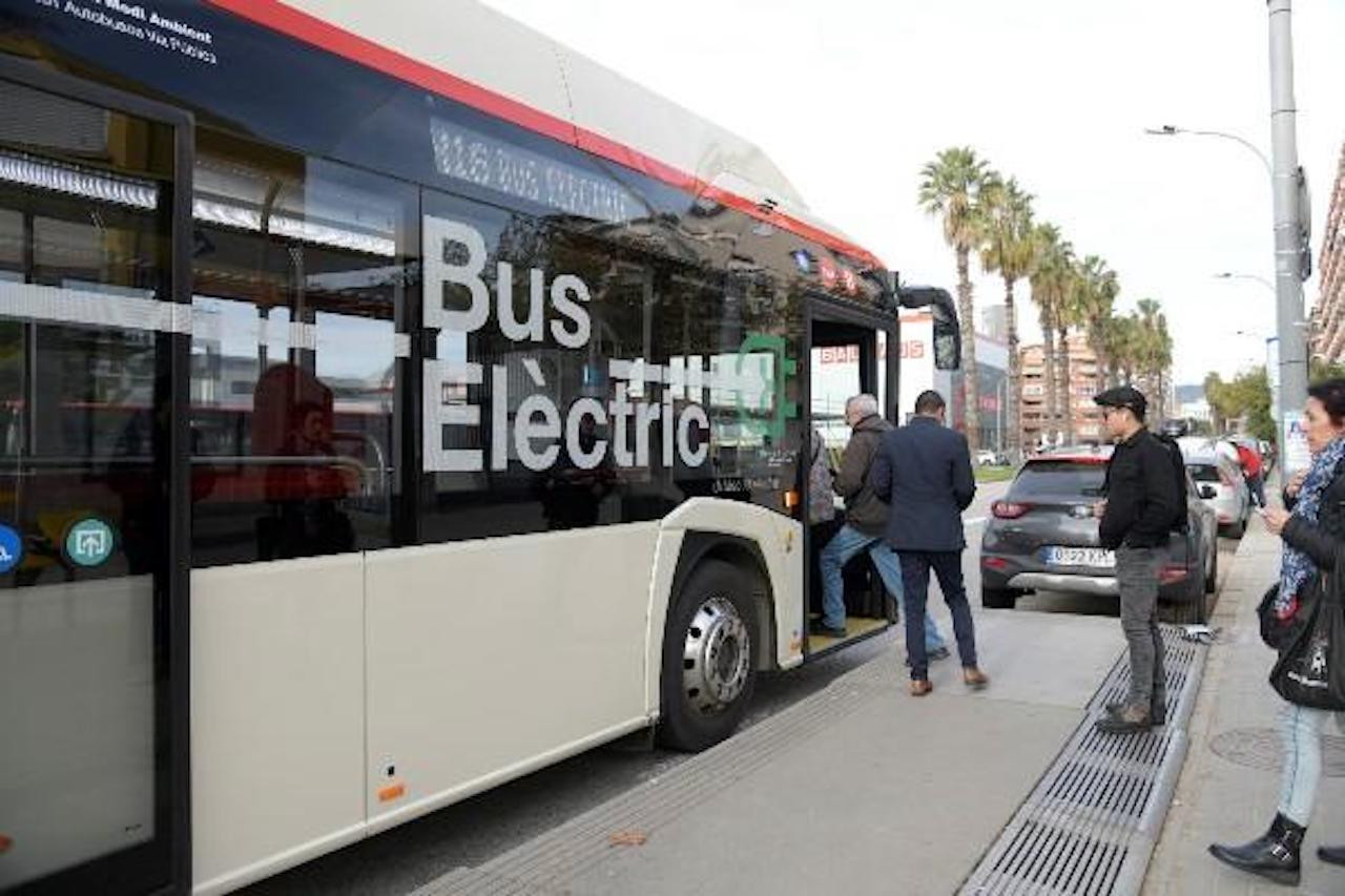 Varios usuarios suben a un bus eléctrico de la línea H16 / TMB