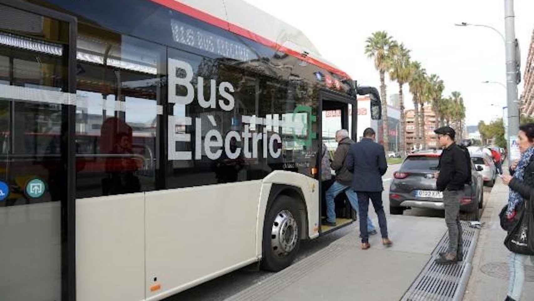 Pasajeros suben a un bus eléctrico de TMB de la línea H16 / TMB