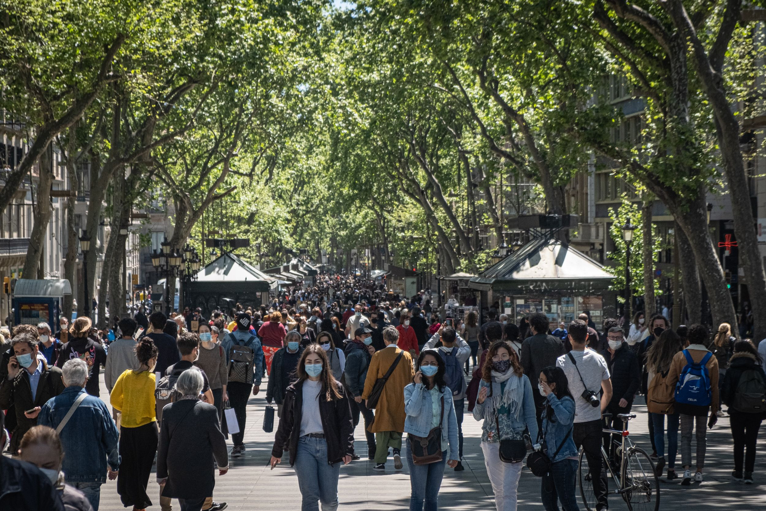 La Rambla de Barcelona, hasta la bandera durante el día de Sant Jordi de 2021 / PABLO MIRANZO