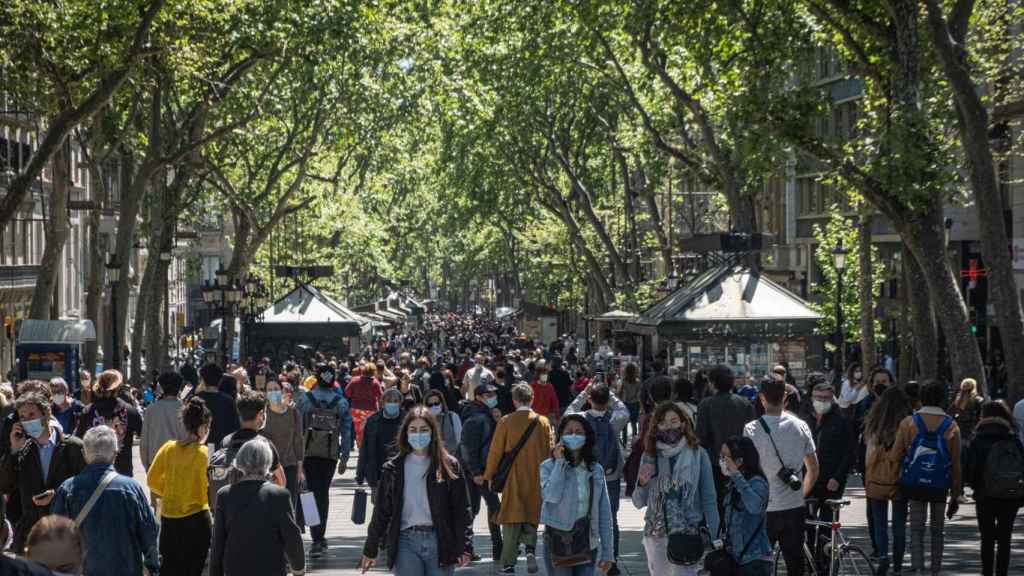 La Rambla de Barcelona, hasta la bandera durante el día de Sant Jordi de 2021 / PABLO MIRANZO