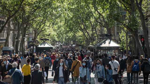 La Rambla de Barcelona, hasta la bandera durante el día de Sant Jordi de 2021