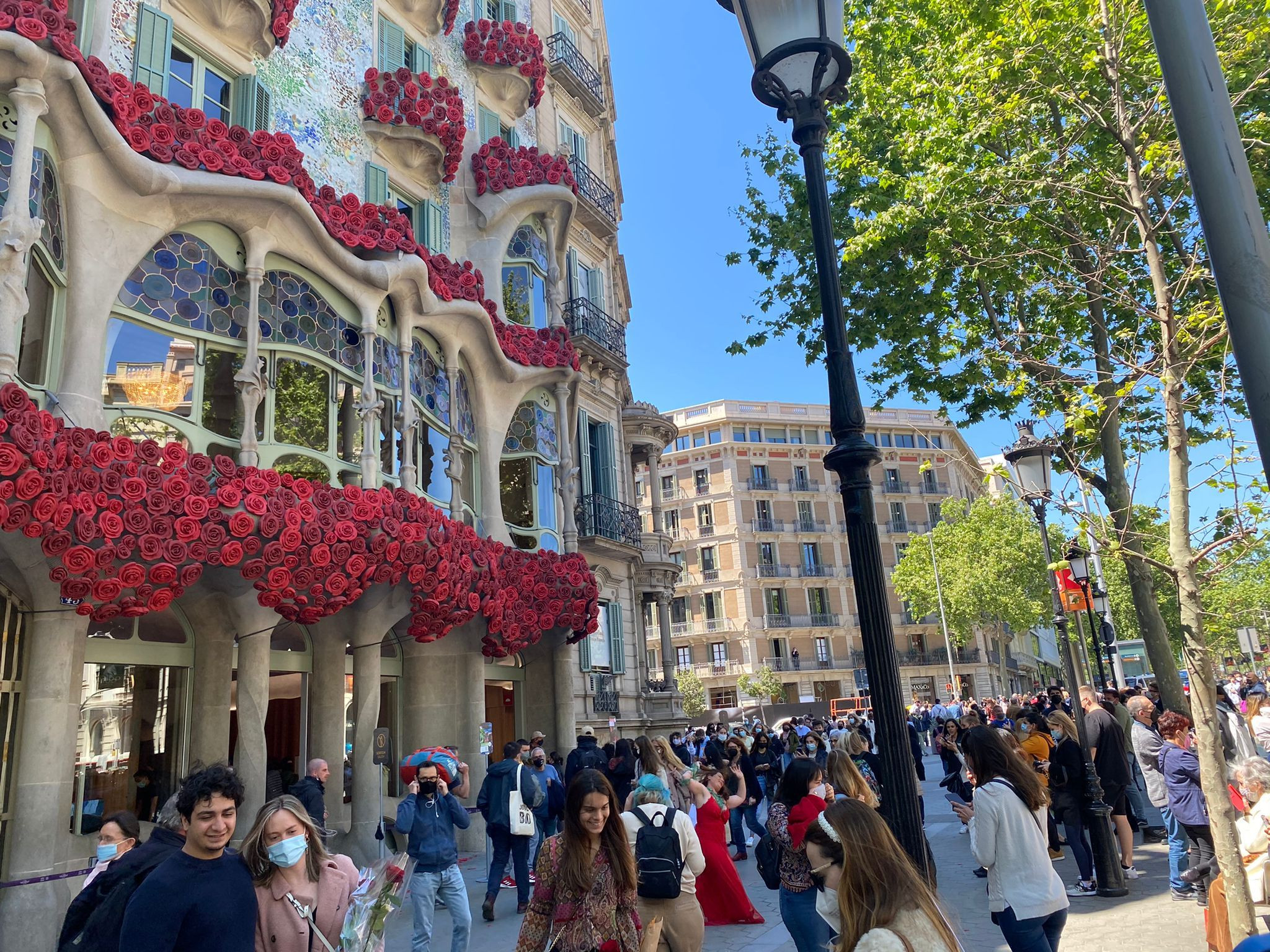 Colas para hacerse la foto frente a la Casa Batlló el Día de Sant Jordi / METRÓPOLI