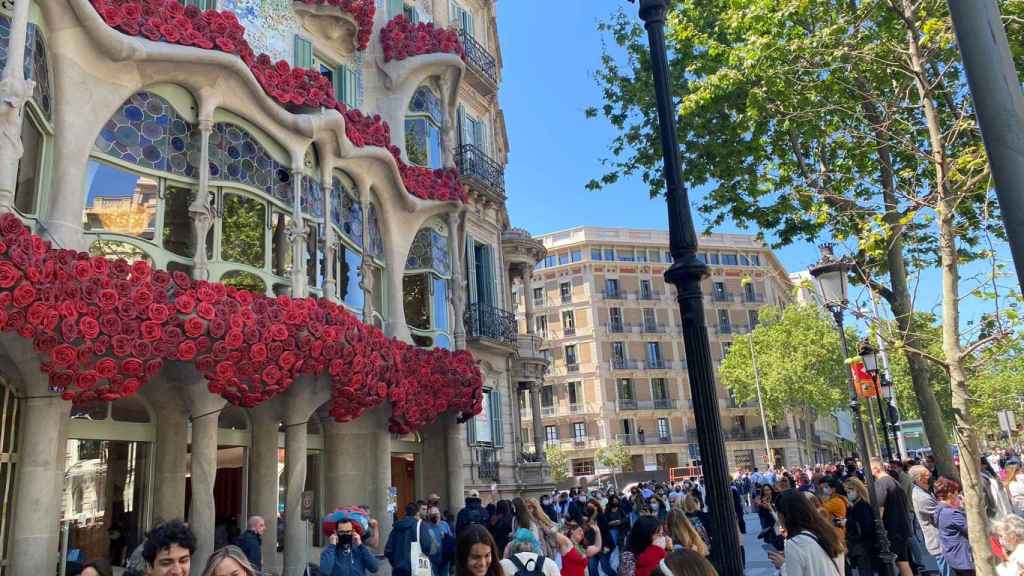 Colas para hacerse la foto frente a la Casa Batlló el Día de Sant Jordi