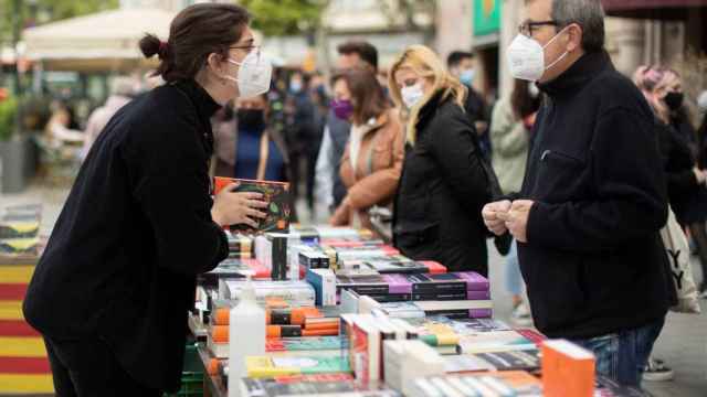 Venta de libros en un Sant Jordi atípico en Barcelona / EFE