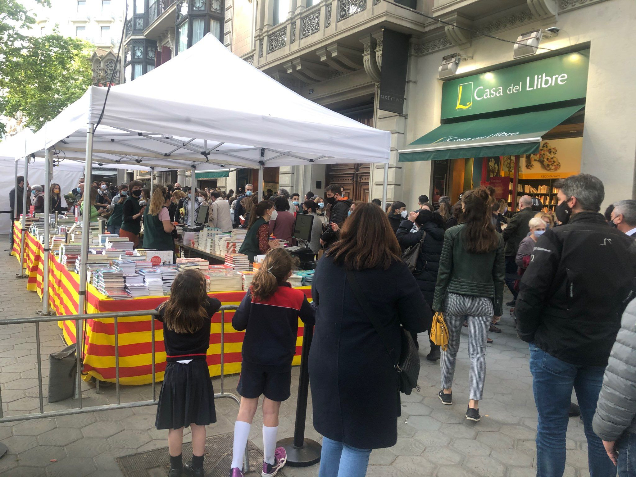 Aglomeración ante la Casa del Libro de paseo de Gràcia / METRÓPOLI