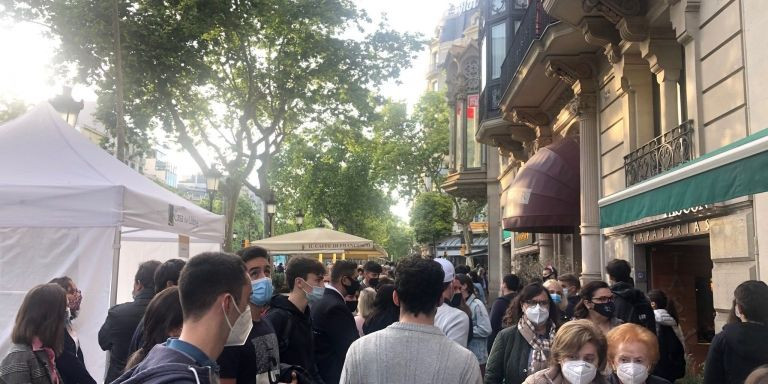 Numerosas personas haciendo ante la Casa del Libro del paseo de Gràcia un Sant Jordi / MA