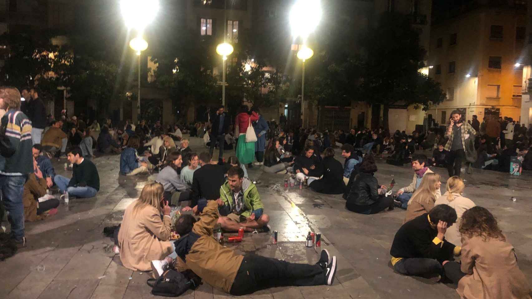 Jóvenes reunidos en la plaza del Sol