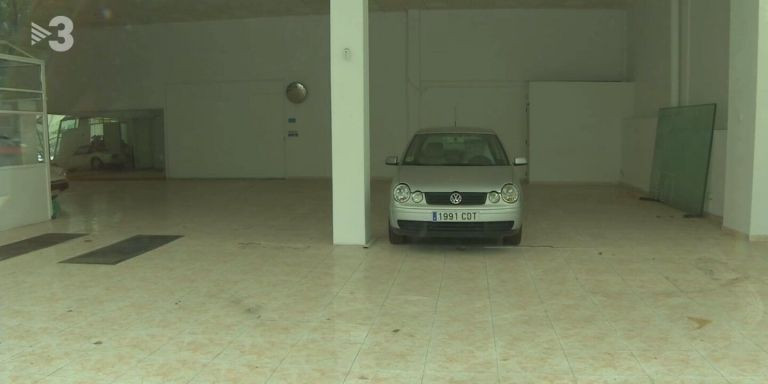 En el concesionario solo queda un coche que dos clientes intentaban vender / TV3