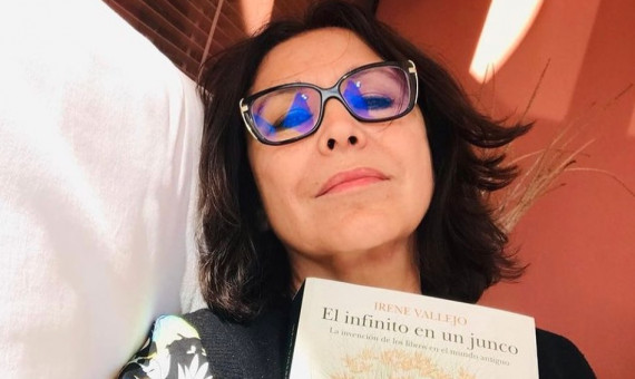 Irene Vallejo junto a su libro El infinito en un junco / IRENE VALLEJO