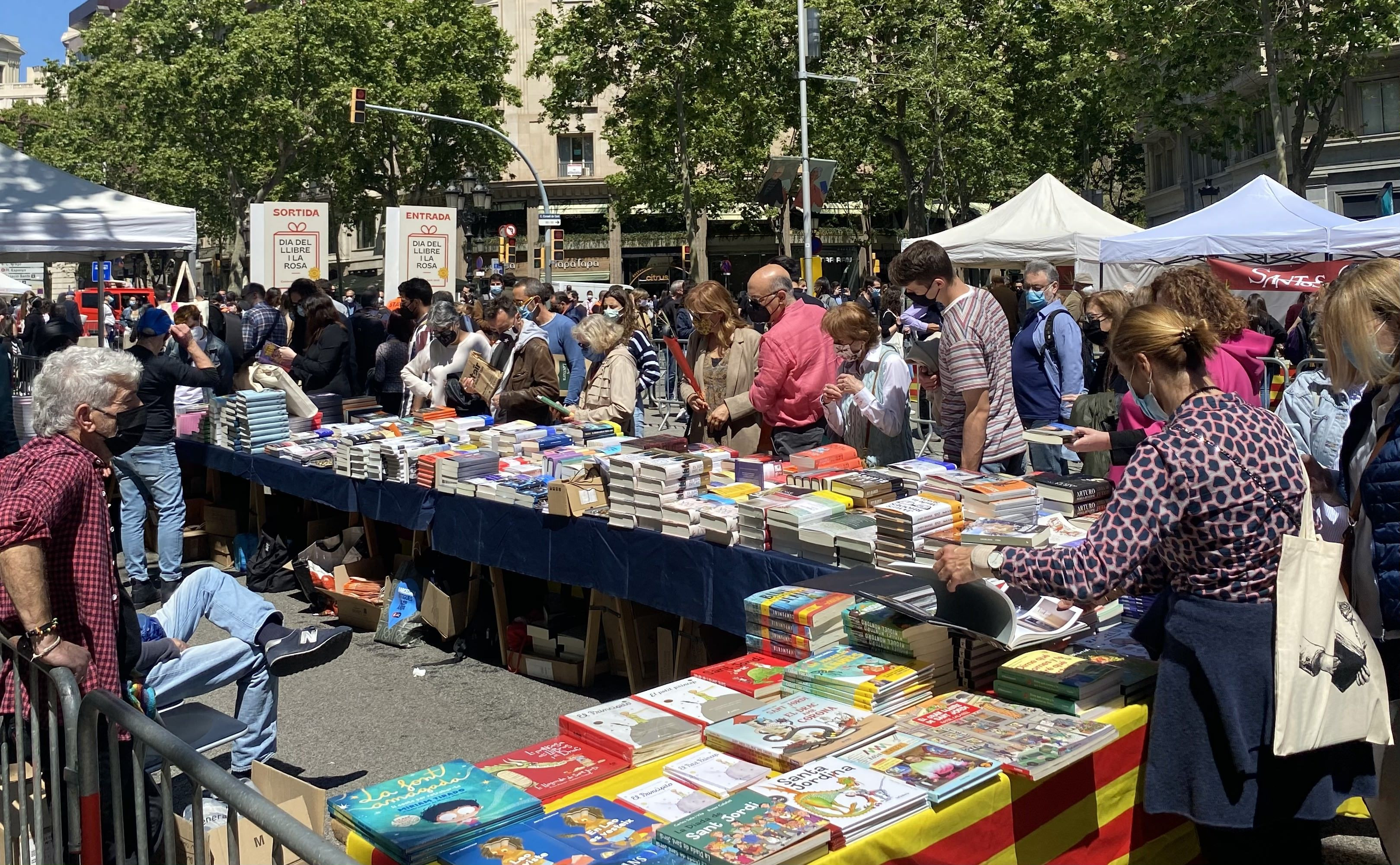 Paradas de libros de Sant Jordi en el centro de Barcelona en la última edición / METRÓPOLI